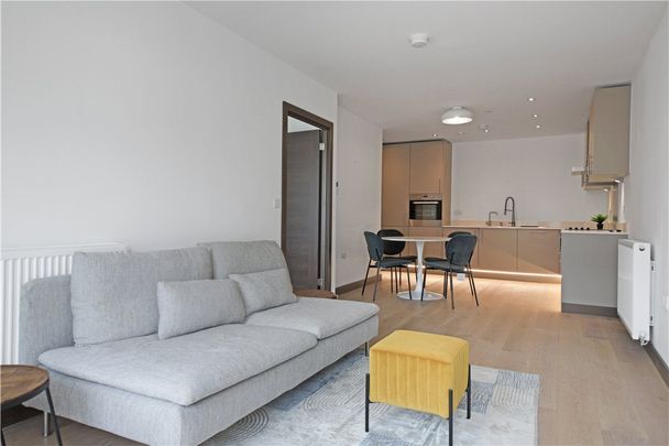 Well presented 1 bedroom 5th floor apartment situated within this prestigious development offering immediate access to the railway station and close proximity to the City centre. Video phone entry system. Furnished. - Photo 1