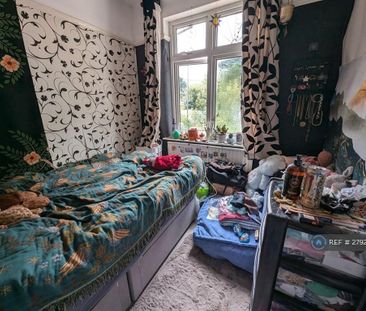 4 bedroom semi-detached house to rent - Photo 4