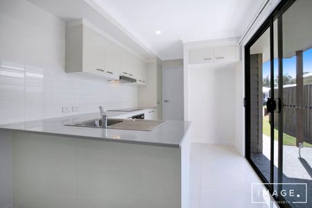 NEAR NEW 2 BEDROOM DUPLEX APARTMENT! - Photo 4