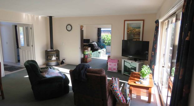 Spacious home with 3 car garaging - Photo 1