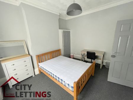 8 Bedroom Mid Terraced House - Photo 2