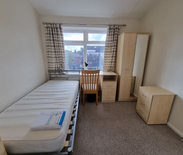 9 Bed Student Accommodation - Photo 3