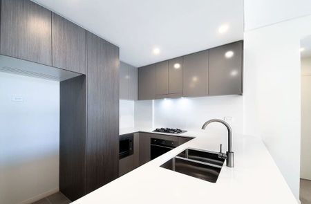 Stylish Executive Apartment in a Vibrant Locale - Photo 3