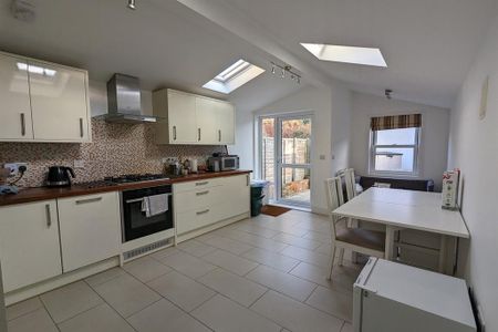 2 bedroom terraced house to rent - Photo 4