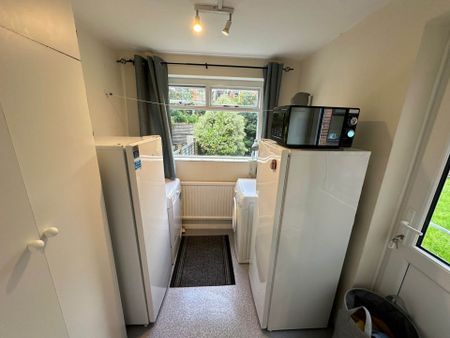 Room 1: 15 Sycamore Road, Guildford, GU1 1HJ - Photo 5