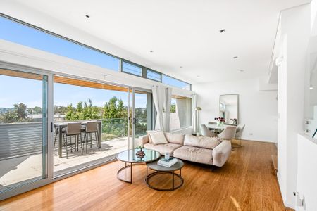 Quality townhouse capturing water and city views - Photo 3