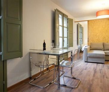 Bright 1-Bedroom Apartment near Las Ramblas with Balcony - Photo 2