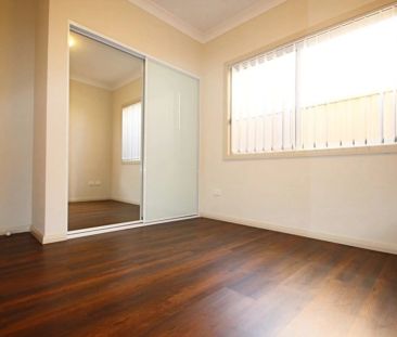 Bright And Comfortable Two Bedroom Home - Photo 4