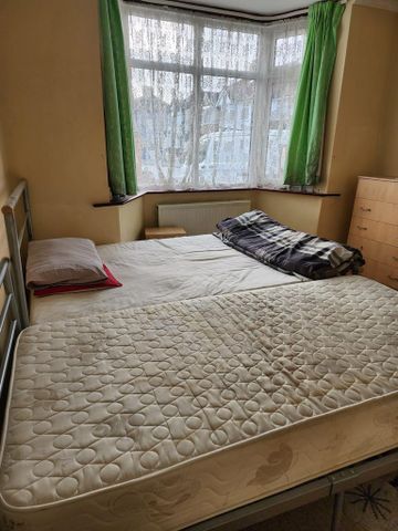 1 bedroom in a house share to rent - Photo 3