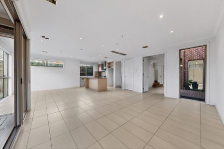 Contemporary Comfort in a Peaceful Surrey Hills Pocket - Photo 2