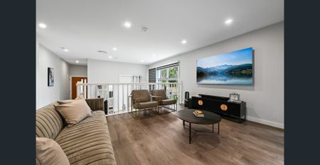 Modern 5 Bedroom Duplex (water included) - Photo 3