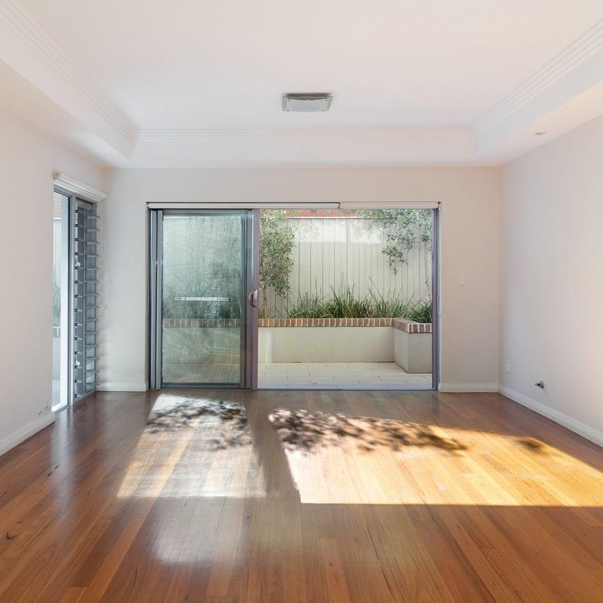 One-bedroom courtyard apartment / edge-of-village setting - Photo 1