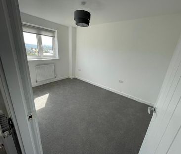 4 bedroom semi-detached house to rent - Photo 1