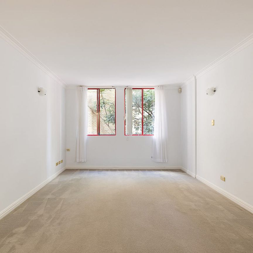 Spacious one-bedroom apartment with secure parking - Photo 1