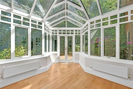 A modern 5 bedroom family home built by Berkeley Homes, set in a gated private development close to Reeds School. Spacious and well proportioned accommodation. - Photo 2