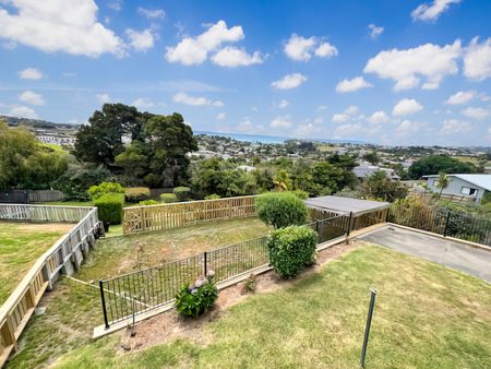 BIG AND BEAUTIFUL-JUST REDECORATED-CENTRAL STANMORE - Photo 2