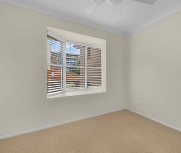 Light & Bright in Leafy Langshaw St - Photo 4