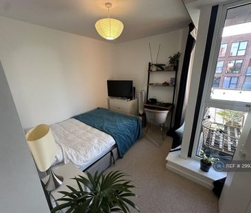 3 bedroom flat to rent - Photo 4