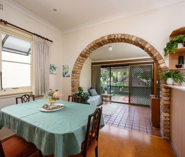 Freestanding Rear Lane Access Home - Photo 3