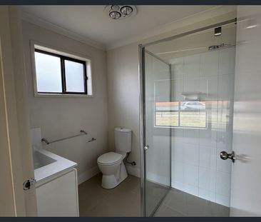 Large modern family home - Photo 6