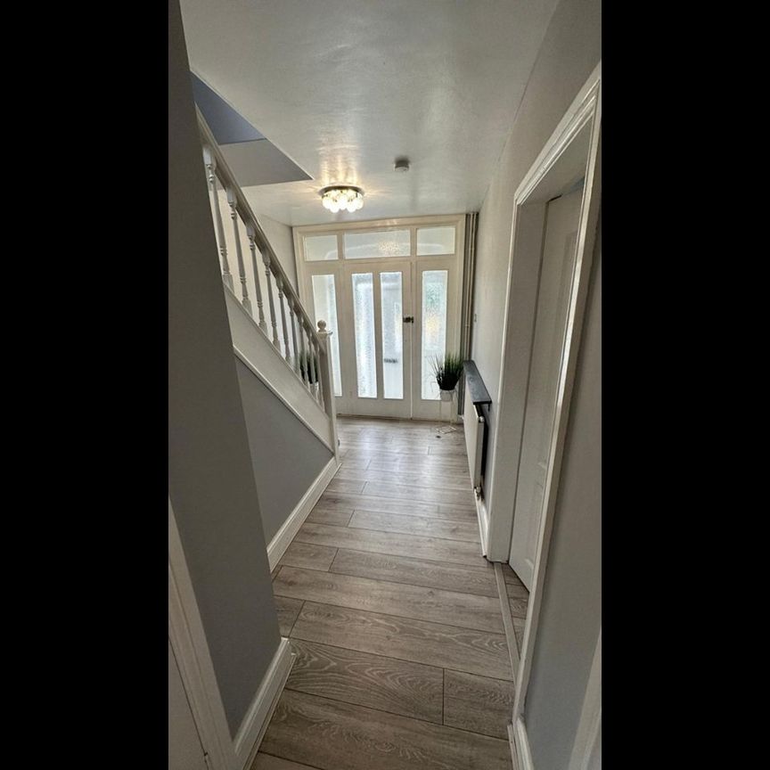 3 Bed Detached House, Valley Road, NG5 - Photo 1
