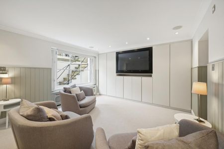 5 bedroom house in London - Photo 3