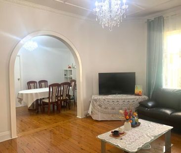 Spacious 4-Bedroom Family Home with Sunroom - Photo 6