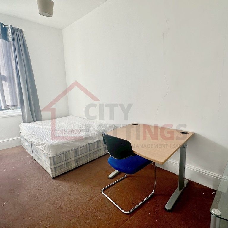 3 Bedroom Flat - Photo 1