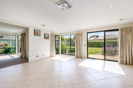 Stylish Living in a Quiet Strathfieldsaye Court - Photo 4