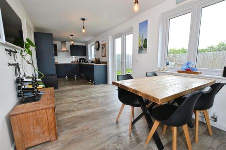 4 bedroom detached house to rent - Photo 4