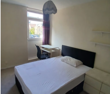 1 bedroom in a flat share to rent - Photo 1