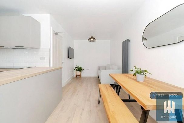 6 bedroom semi-detached house to rent - Photo 1