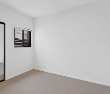 MODERN 4 BEDROOM TOWNHOUSE IN SOUGHT AFTER MCDOWALL - Photo 3