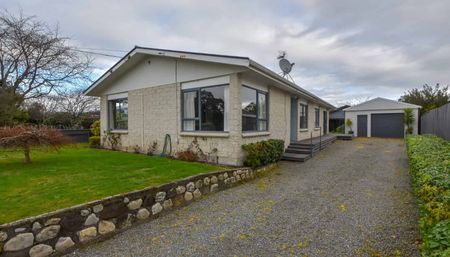 3 bedroom home handy to town - Photo 2