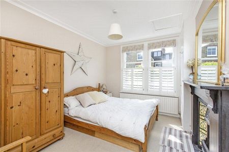 A beautifully presented, spacious 4-bedroom family home for rent in the sought-after Nightingale Triangle, SW12. - Photo 3