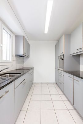 Modern 3 1/2 – room apartment with glazed balcony - Photo 1