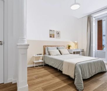 Room in a shared 11-bedroom apartment for rent in Sol, professional... - Foto 2