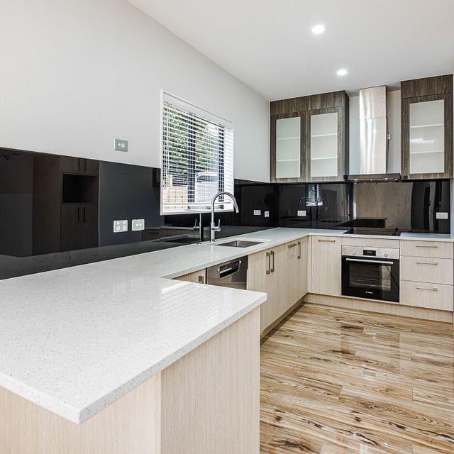 Modern 3BR Apt - Prime Pakuranga! - Photo 1