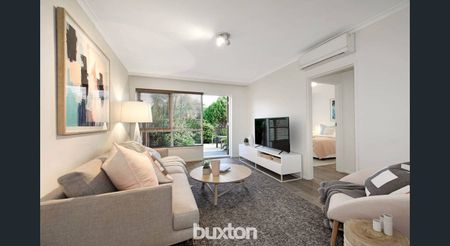 GROUND FLOOR 2 BEDROOM APARTMENT with expansive courtyard - Photo 4