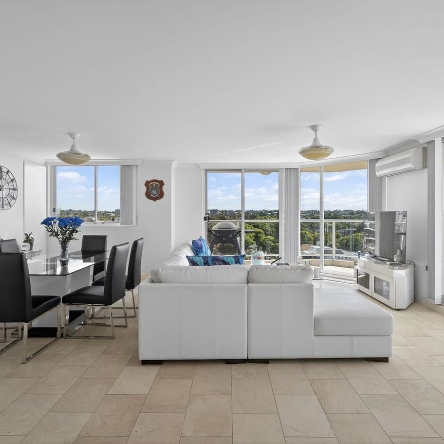 Luxurious and Spacious Two-Bedroom Unit with Sweeping City and Bay Views - Photo 1
