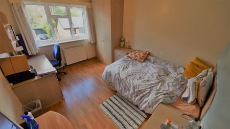 3 bedroom Flat in Grovewood, Leeds - Photo 3