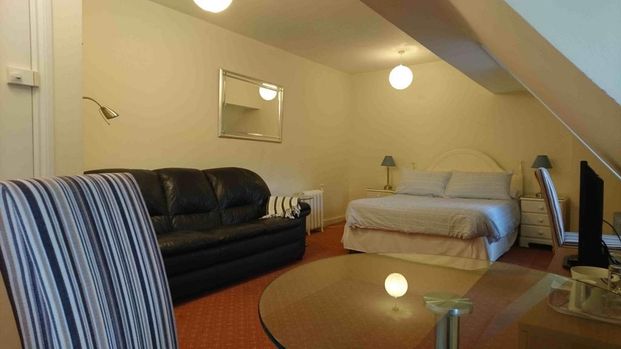 1 bedroom in a house share to rent - Photo 1