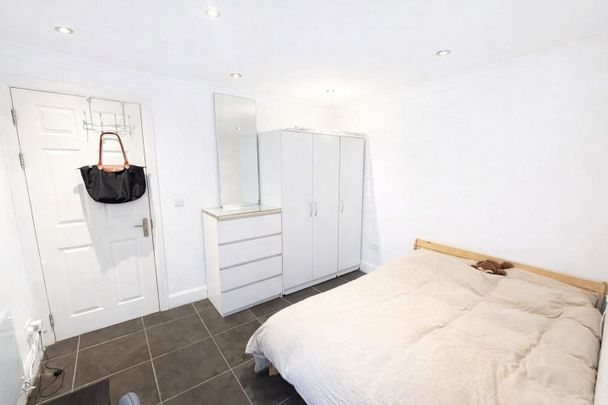 Room in a Shared House, Lillie Road, SW6 - Photo 1