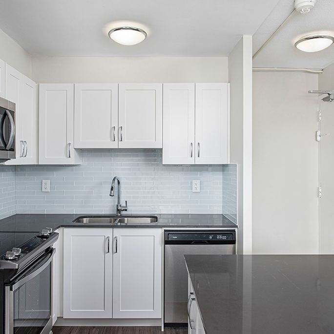 Wellesley Square — Downtown Studio (Bachelor) - Photo 1