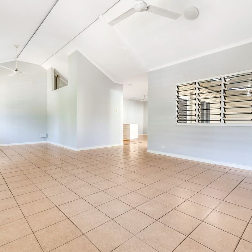 BEAUTIFUL, LARGE FAMILY HOME! - Photo 1