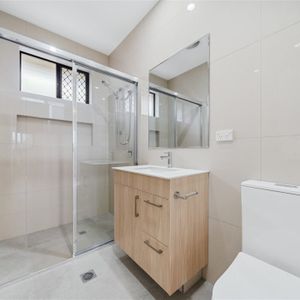 Lovely low-set one bedroom - Photo 3