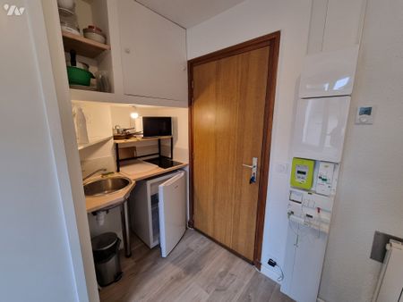 chambre meublée avec coin cuisine, douche et wc. - Photo 2