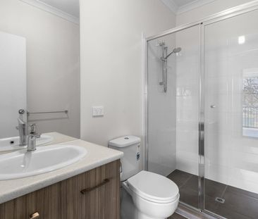 Stunning townhouse in fast growing development - Photo 6