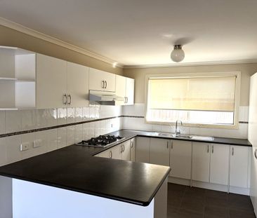 Located in a quiet street, close to schools, shops & freeway - Photo 5