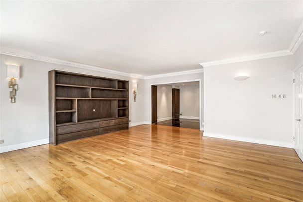 An elegant and generously proportioned lateral 3 bedroom, 2 bathroom apartment in this beautiful building and in one of Westminster's most iconic locations next to St James's Park. - Photo 1